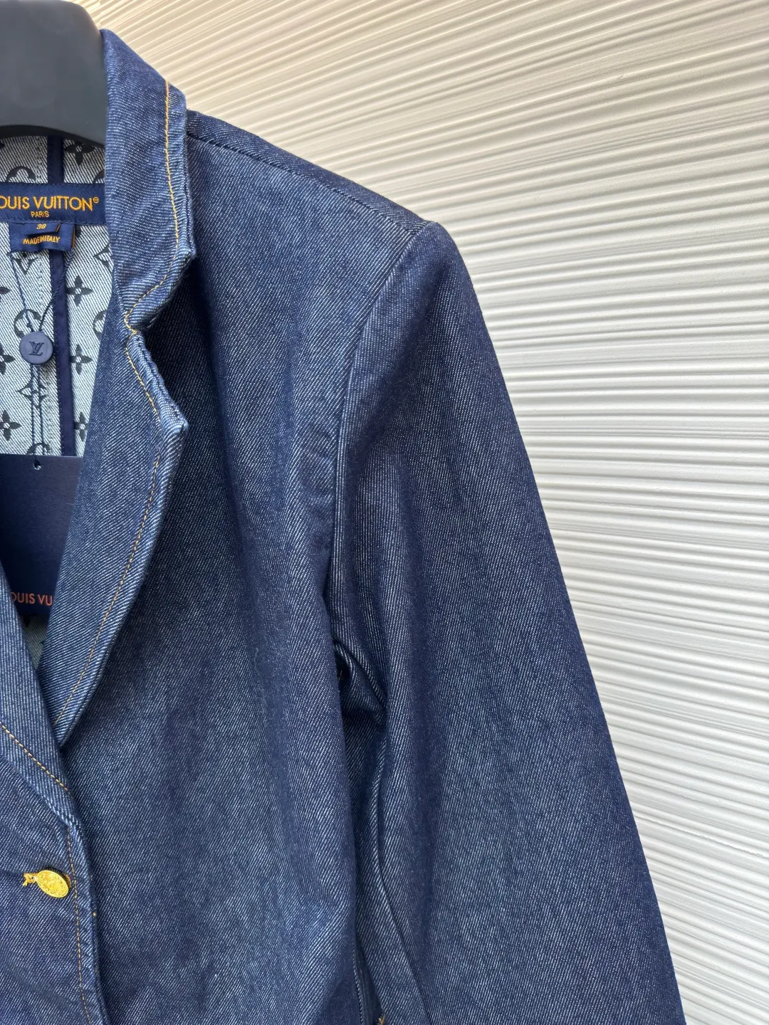 LOUIS VUITTON Dark blue logo cuffed denim jacket [Women's clothing] ●Authentic product: Purchased and developed by 18528 ●Item number: 1680635-B60 ●Fabric: Denim denim ●Technology: Made on positioning cutting machine ●Version: Fitted version ●Weight: about 860 grams ●Size: 36-38-40 ●Description: This mini shorts is cut with seasonal deep-washed denim to create a neat straight fit. Contrasting topstitching outlines the classic structural lines, and the cuffed trousers reveal the Monogram printed lining, upgrading your daily look. The overall wiring is straight and delicate, the fabric is comfortable and soft, and the color is consistent without color difference. It can be matched with the same style to create a fashionable look and control various occasions. Customized accessories, complete with three standards, same style for men and women!